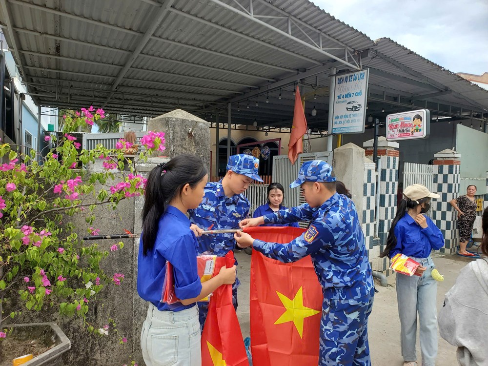 Hải đoàn 21 cùng dân xây “Đường cờ Tổ quốc” - ảnh 2