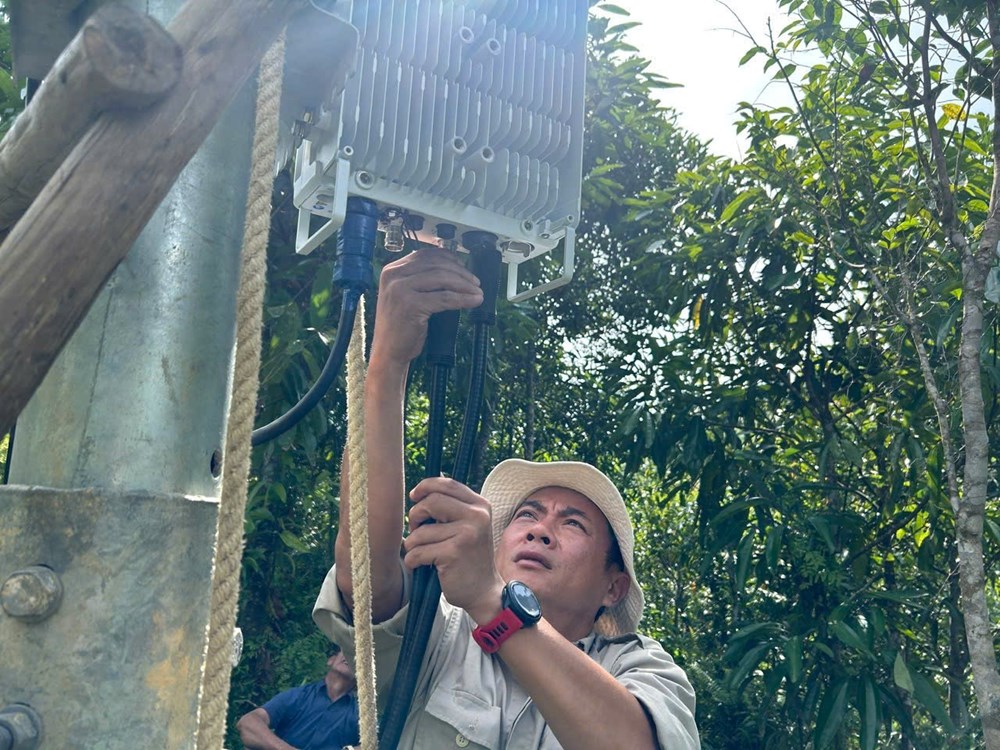 “Cõng” sóng lên làng A’ur sau nửa thế kỷ biệt lập - ảnh 4