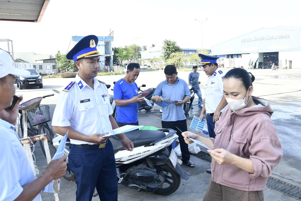 Tuyên truyền chống khai thác IUU đến tận tàu, tận nhà ngư dân - ảnh 2
