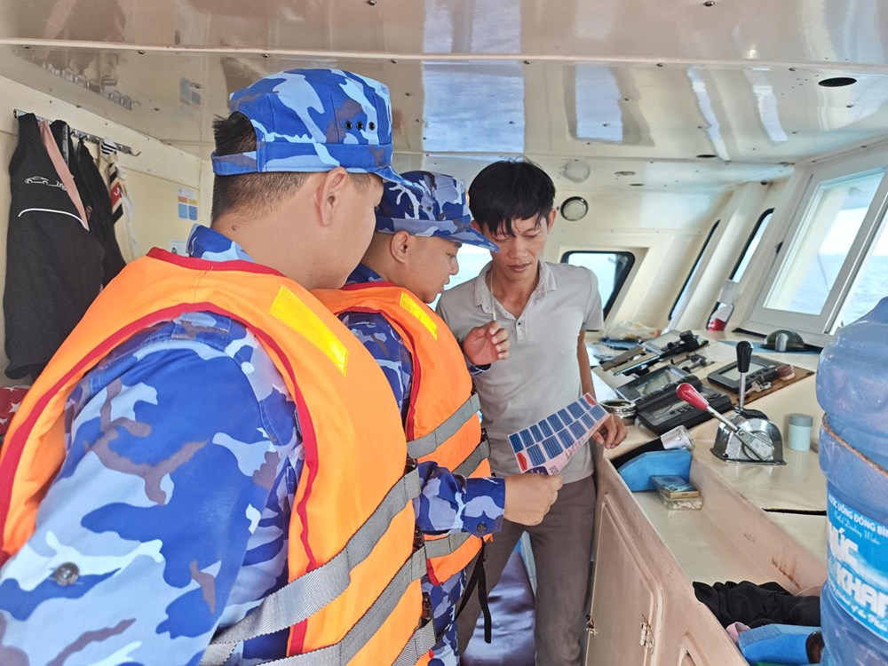 Tàu CSB 6001 bền bỉ nơi đầu sóng, chung sức gỡ “thẻ vàng” IUU - ảnh 3