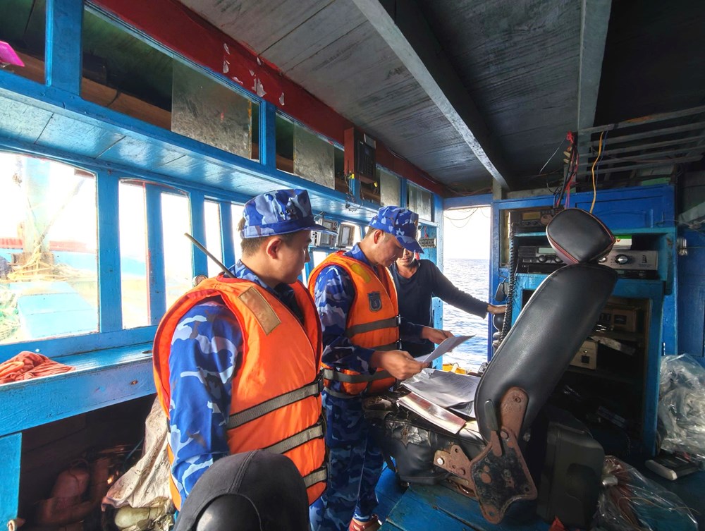 Tàu CSB 6001 bền bỉ nơi đầu sóng, chung sức gỡ “thẻ vàng” IUU - ảnh 1