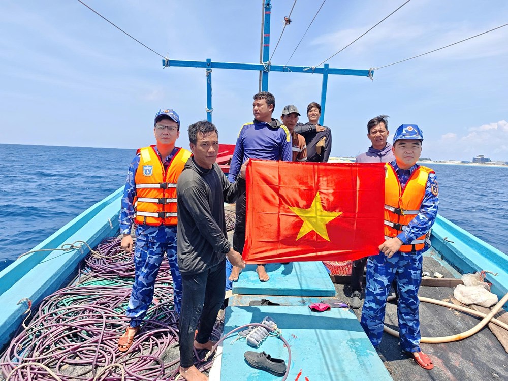 Tàu CSB 6001 bền bỉ nơi đầu sóng, chung sức gỡ “thẻ vàng” IUU - ảnh 2