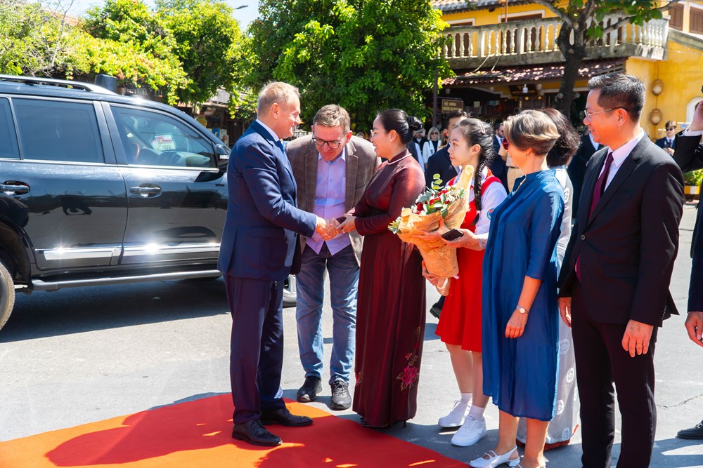 Thủ tướng Ba Lan Donald Tusk thăm Hội An, đặt hoa tưởng niệm kiến trúc sư Kazik - ảnh 2