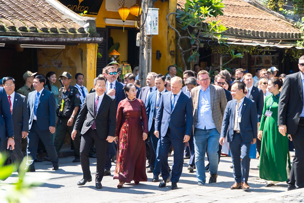 Thủ tướng Ba Lan Donald Tusk thăm Hội An, đặt hoa tưởng niệm kiến trúc sư Kazik - ảnh 3
