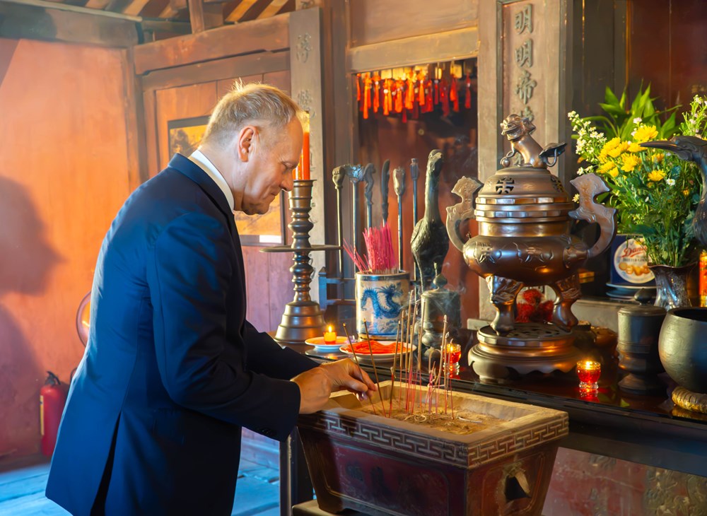 Thủ tướng Ba Lan Donald Tusk thăm Hội An, đặt hoa tưởng niệm kiến trúc sư Kazik - ảnh 5