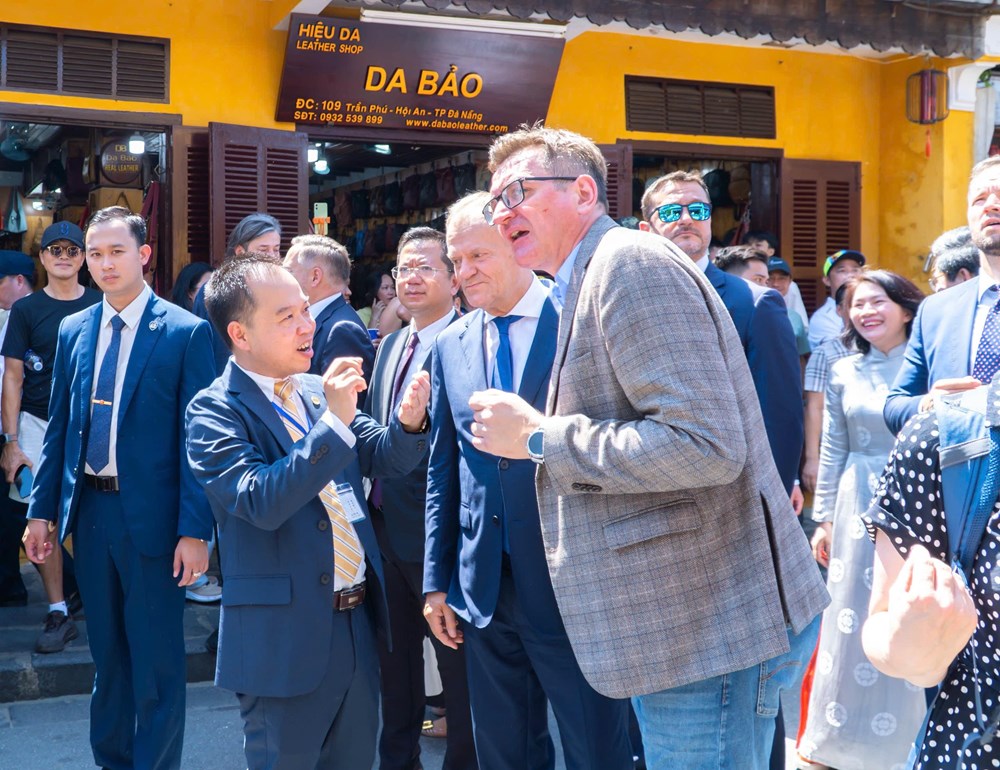Thủ tướng Ba Lan Donald Tusk thăm Hội An, đặt hoa tưởng niệm kiến trúc sư Kazik - ảnh 4