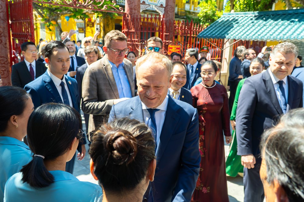 Thủ tướng Ba Lan Donald Tusk thăm Hội An, đặt hoa tưởng niệm kiến trúc sư Kazik - ảnh 7