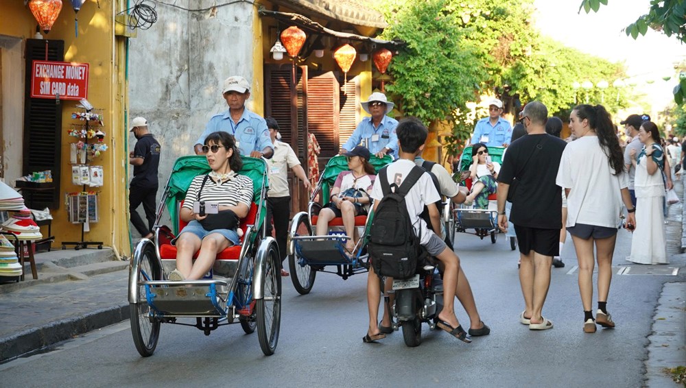 Hội An phải công bố đường dây nóng, xử lý phản ánh du khách trong 24 giờ - ảnh 2