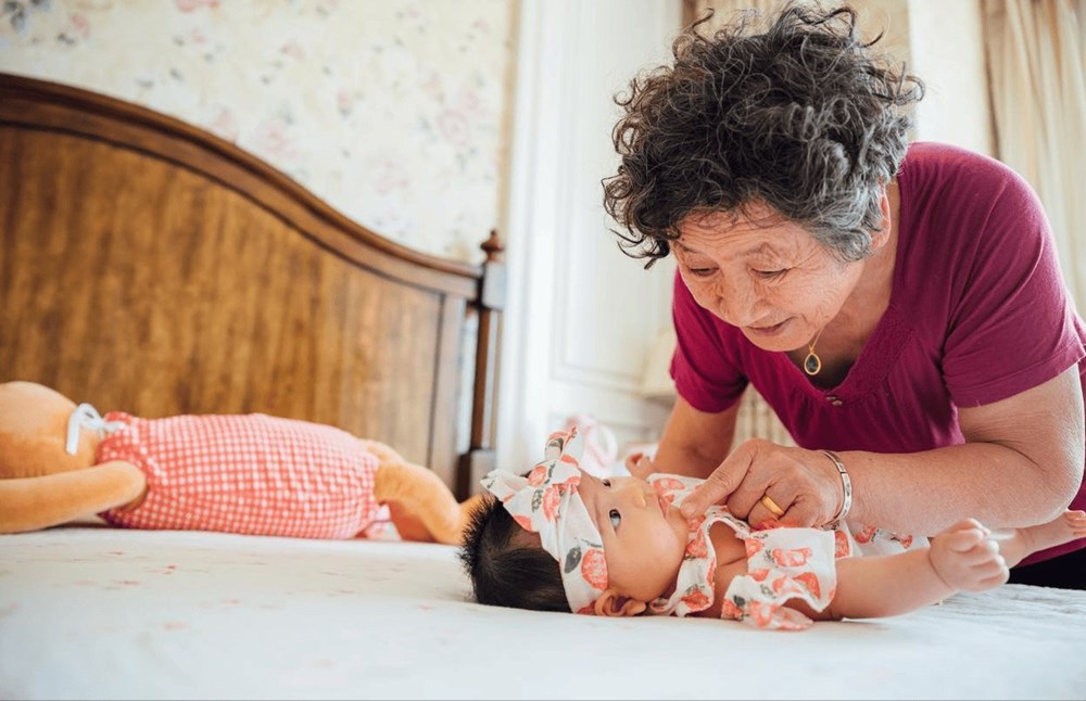 Bà nội hay bà ngoại, ai là người gắn bó với trẻ hơn? Thứ tự thực tế được hé lộ, nhiều người đoán sai - ảnh 2