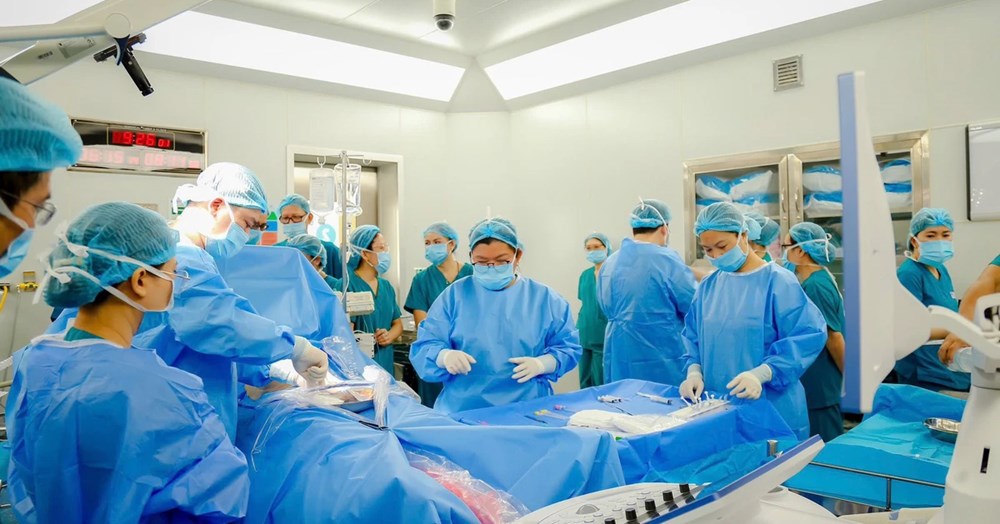 Từ can thiệp tim bào thai đến điều trị ung thư khó: Những ca bệnh nước ngoài được cứu sống tại Việt Nam năm 2025 - ảnh 1