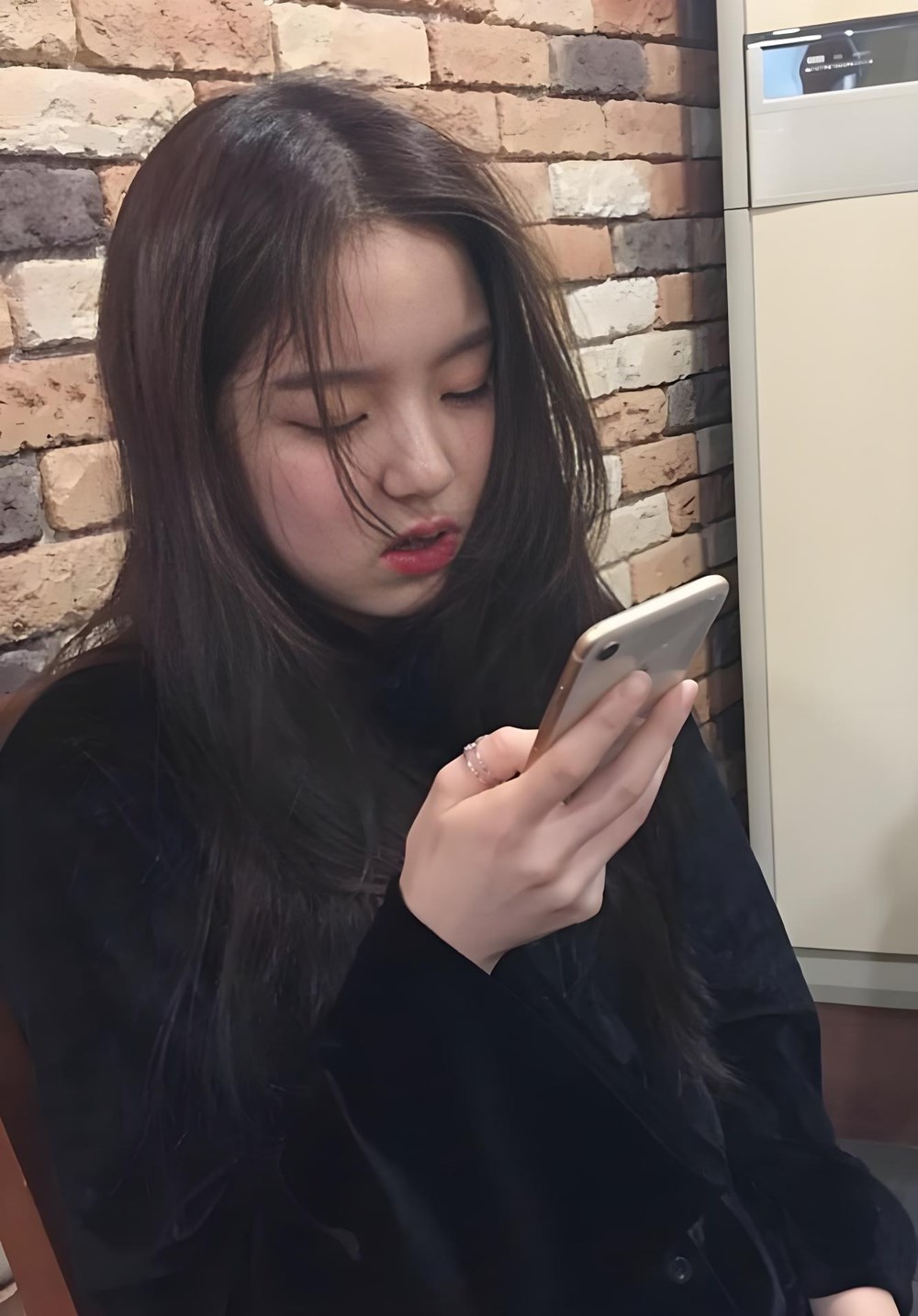 5h chiều thứ 6, sếp đến trước bàn và nói: “Hộ anh cái báo cáo, thứ 2 cần rồi”, nữ nhân viên EQ cao đáp 1 câu mà leader đỏ mặt - ảnh 1