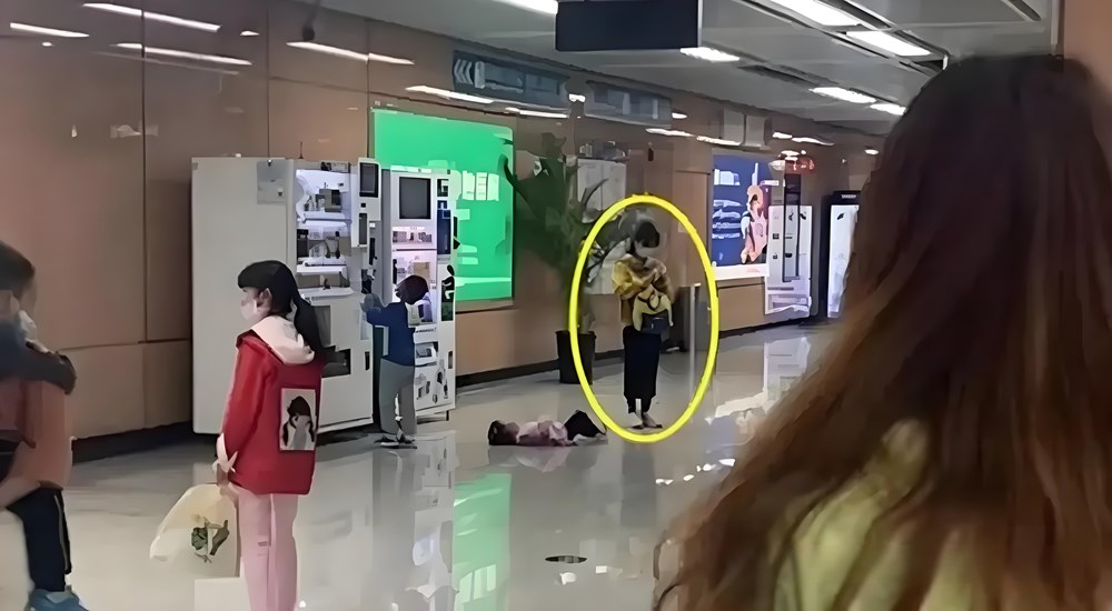 Con khóc ăn vạ giữa ga tàu, bà mẹ trẻ có cách xử lý khiến netizen chỉ muốn đến xin chữ ký - ảnh 1