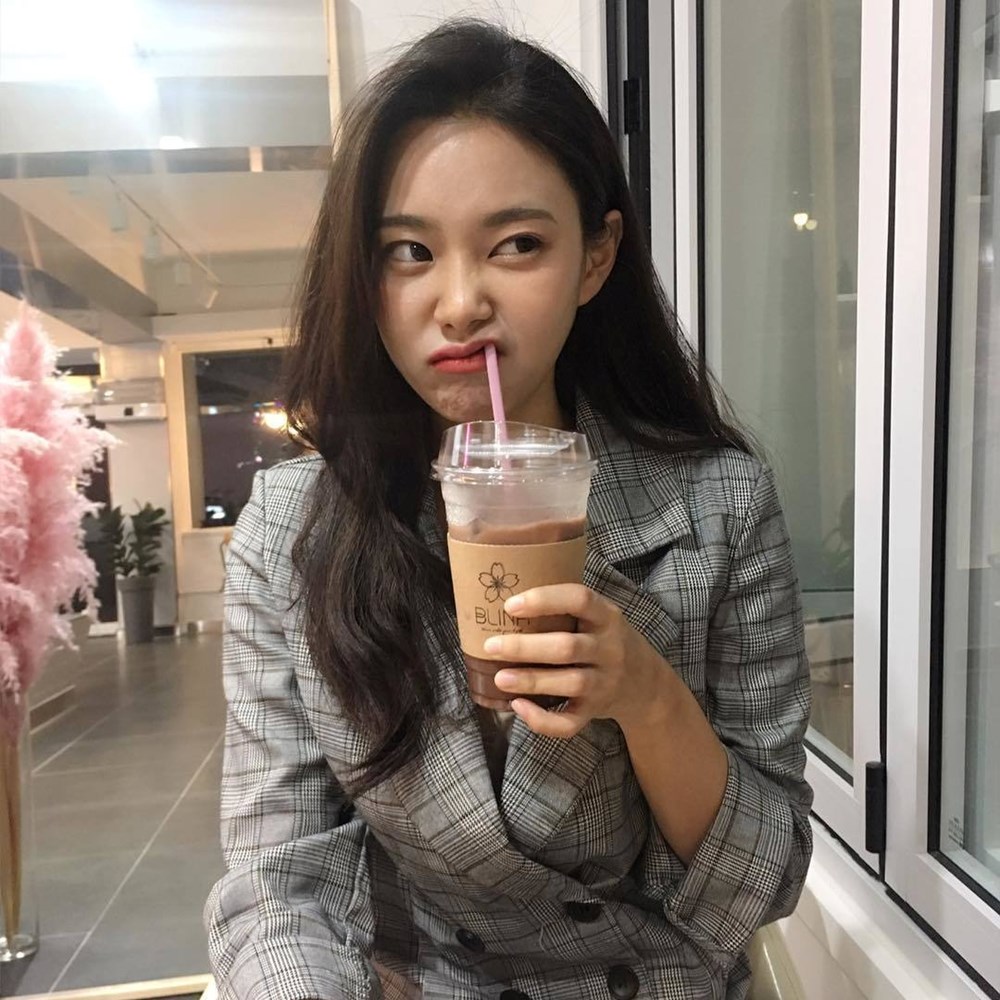 Đang tập văn nghệ cuối năm mà đồng nghiệp cứ dán mắt vào điện thoại, nữ nhân viên EQ cao nói một câu khiến đối phương vội xin lỗi - ảnh 1