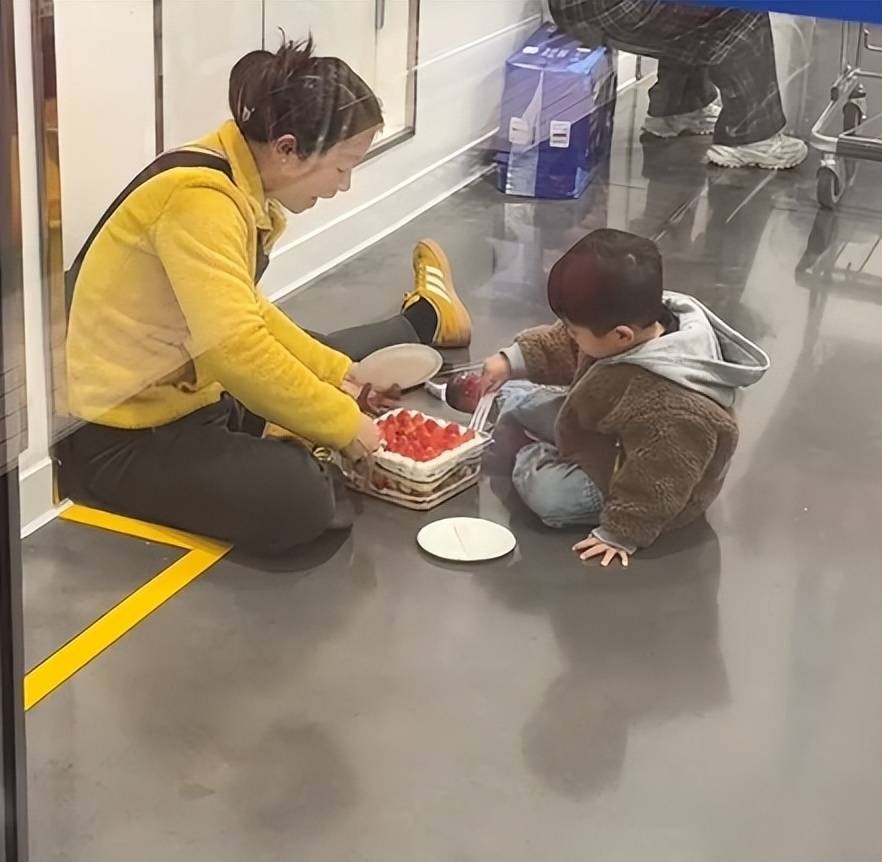 Hơn 1 triệu người thừa nhận ghen tị khi xem clip hai mẹ con ăn bánh giữa siêu thị - ảnh 2