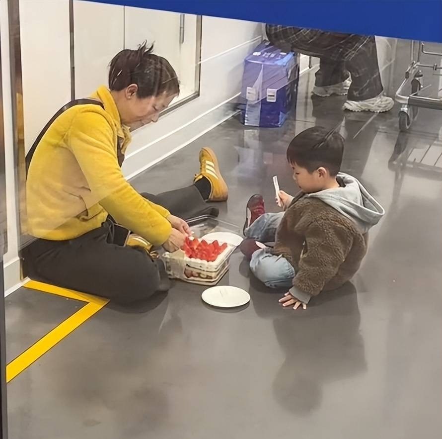 Hơn 1 triệu người thừa nhận ghen tị khi xem clip hai mẹ con ăn bánh giữa siêu thị - ảnh 1