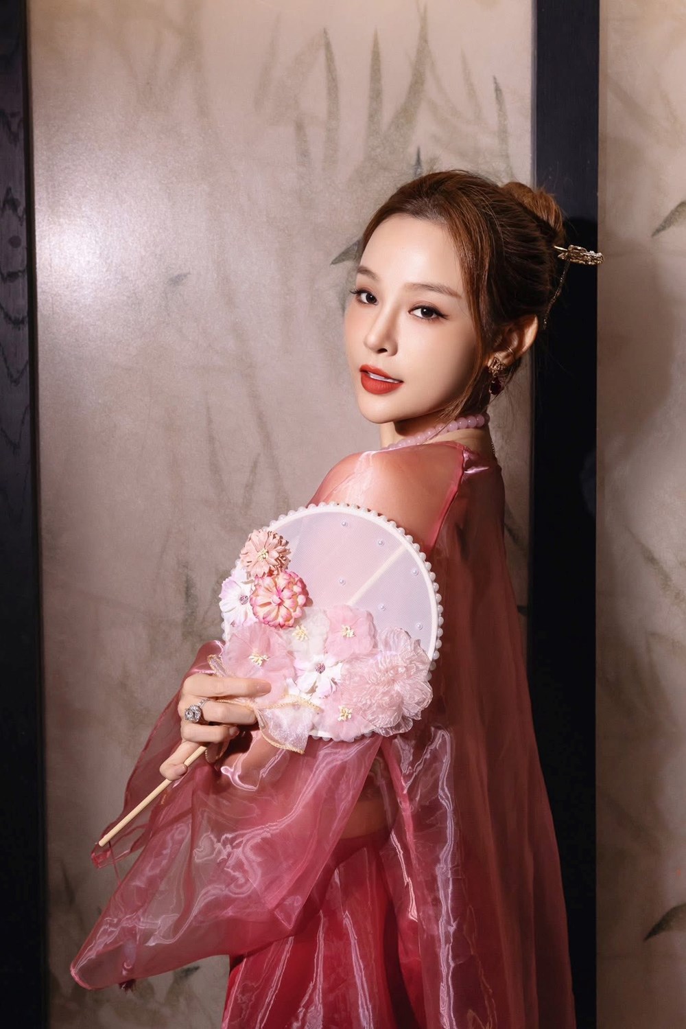 Huyền Baby U40 vẫn cứ đẹp long lanh chuẩn baby: Hóa ra rất chăm dùng 1 thứ nhiều năm qua để nhan sắc bất bại với thời gian, nói không với “dao kéo“ - ảnh 1