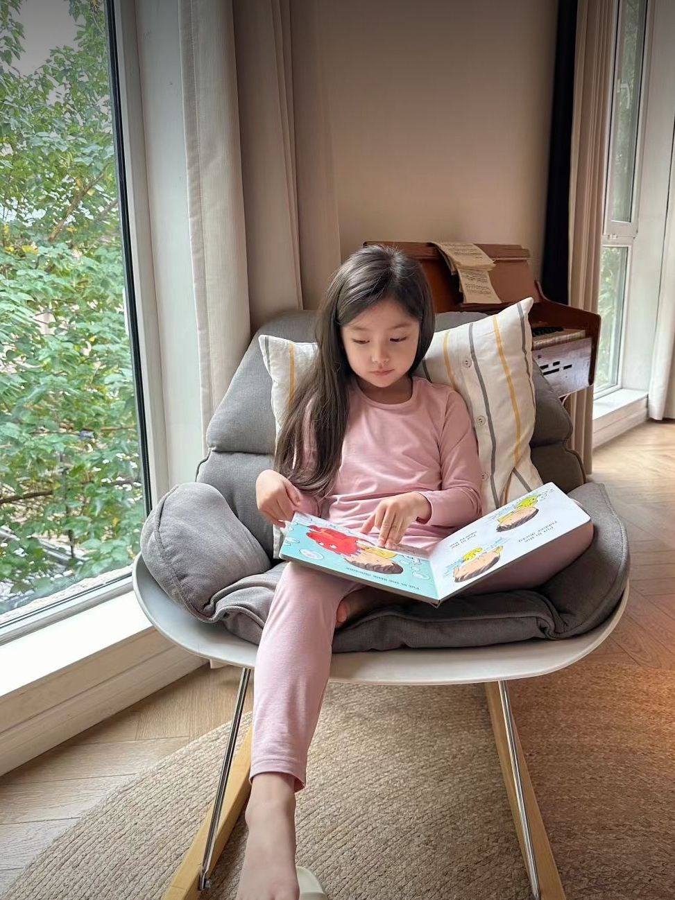 Đây chính là những khác nhau dễ thấy nhất giữa trẻ ngoan ngoãn tự nhiên và trẻ hiểu chuyện do kìm nén - ảnh 1