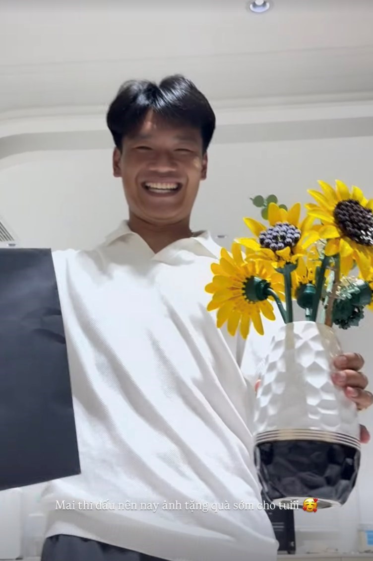 Vợ chồng Thành Chung - Tố Uyên sống cuộc đời như ngôn tình: Xây biệt thự mấy chục tỷ cho vợ ở, còn tự tay trồng cả vườn hoa hồng chỉ vì vợ thích ngắm hoa - ảnh 3