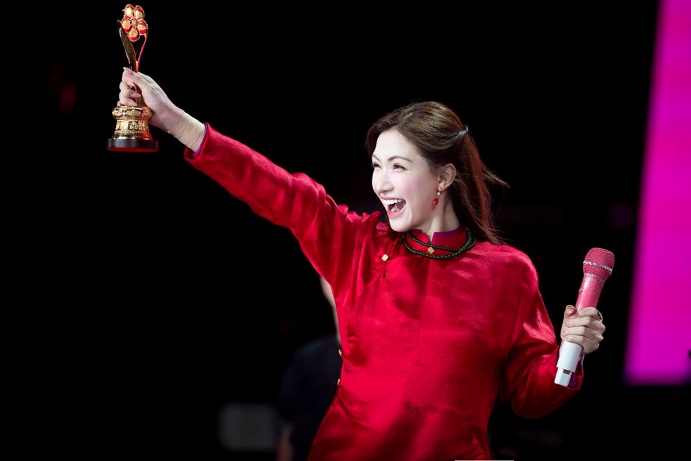 Hòa Minzy chỉ “can thiệp” rất nhẹ 1 bộ phận trên khuôn mặt là đủ để visual sáng bừng, ngày càng xinh nét - ảnh 4