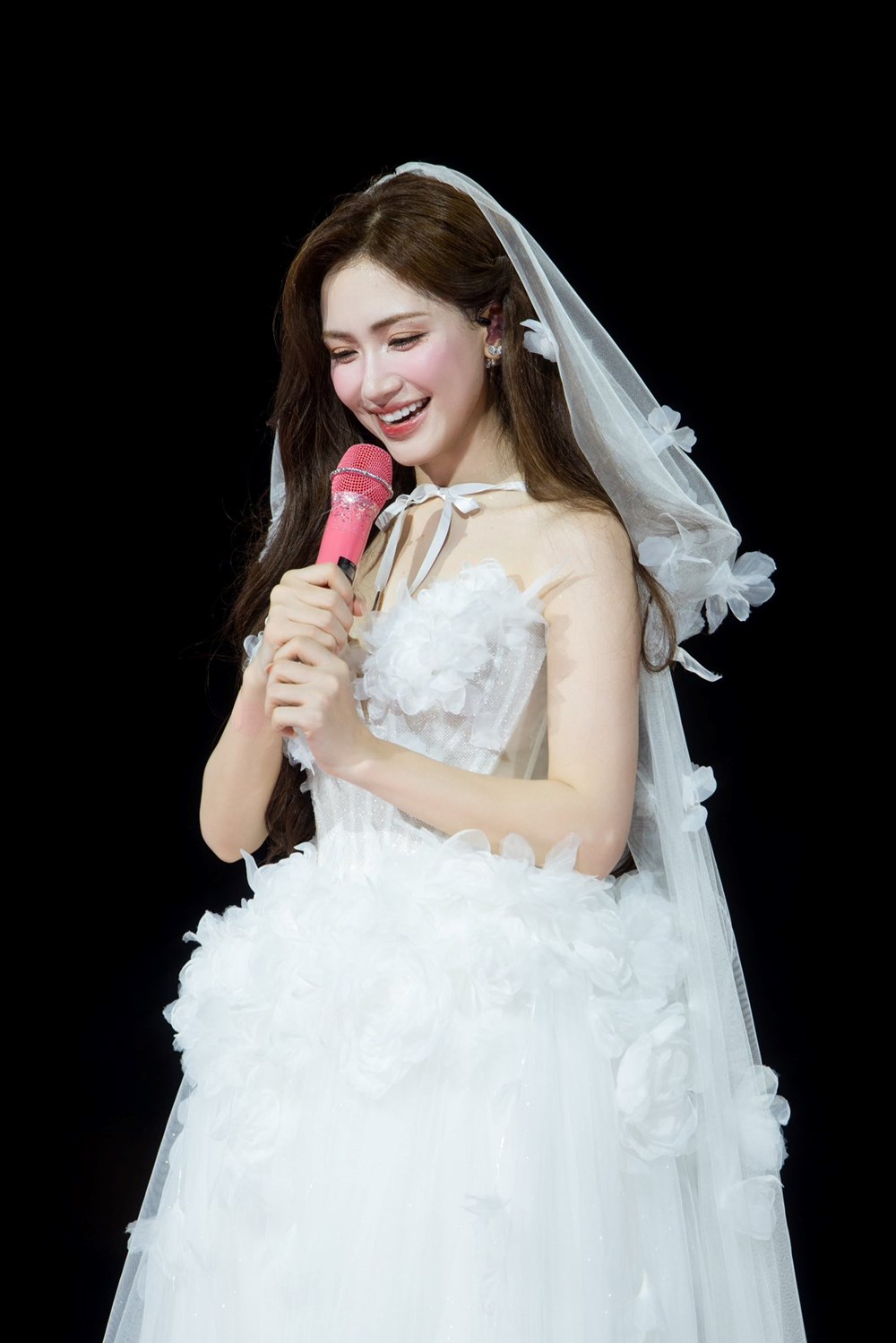 Hòa Minzy chỉ “can thiệp” rất nhẹ 1 bộ phận trên khuôn mặt là đủ để visual sáng bừng, ngày càng xinh nét - ảnh 6