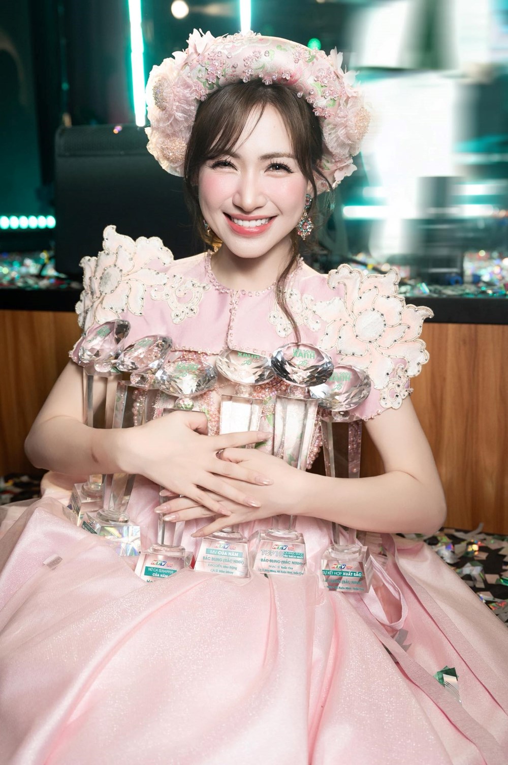 Hòa Minzy chỉ “can thiệp” rất nhẹ 1 bộ phận trên khuôn mặt là đủ để visual sáng bừng, ngày càng xinh nét - ảnh 7