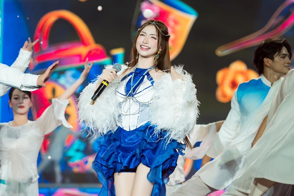 Hòa Minzy chỉ “can thiệp” rất nhẹ 1 bộ phận trên khuôn mặt là đủ để visual sáng bừng, ngày càng xinh nét - ảnh 8