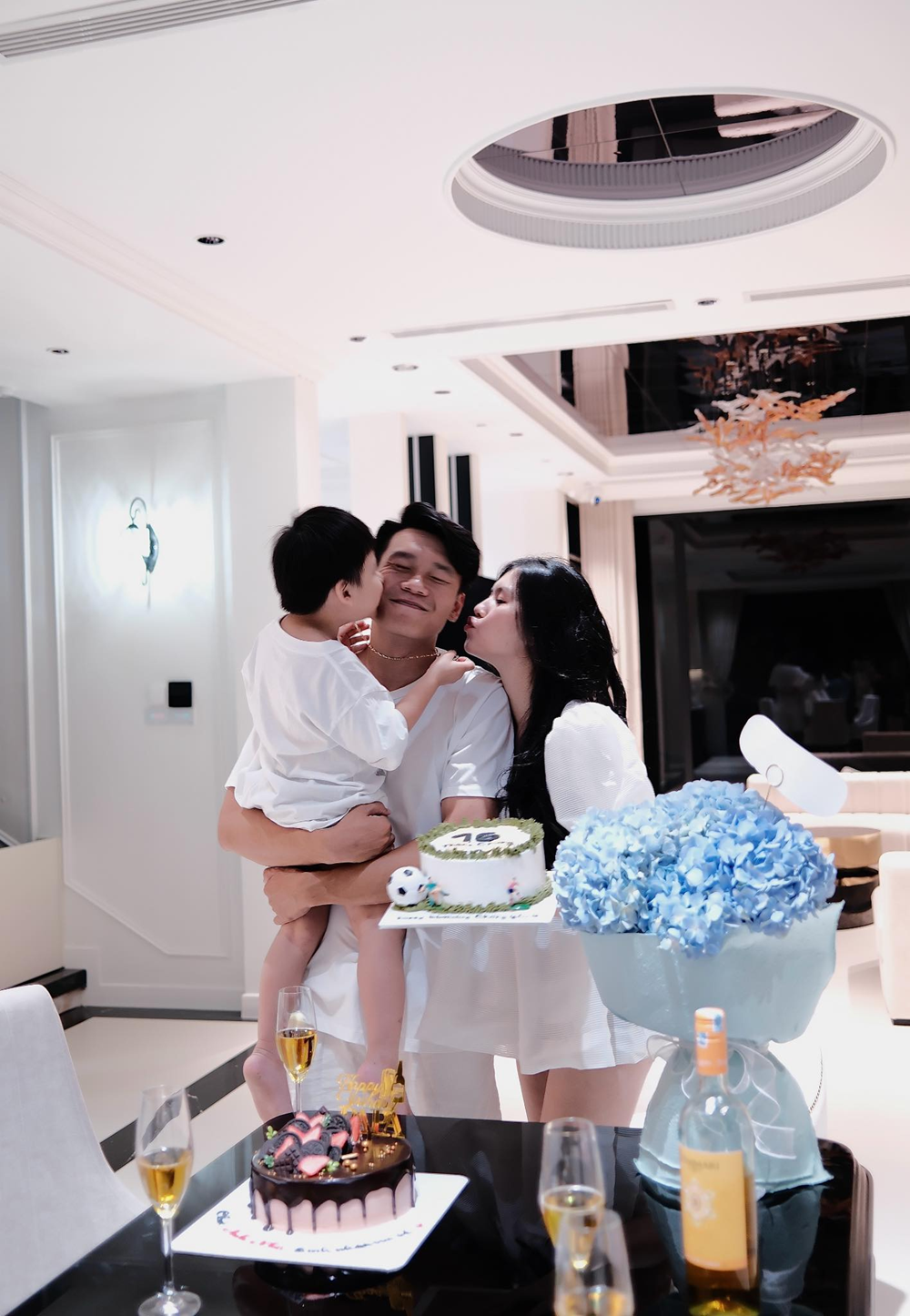 Vợ chồng Thành Chung - Tố Uyên sống cuộc đời như ngôn tình: Xây biệt thự mấy chục tỷ cho vợ ở, còn tự tay trồng cả vườn hoa hồng chỉ vì vợ thích ngắm hoa - ảnh 2