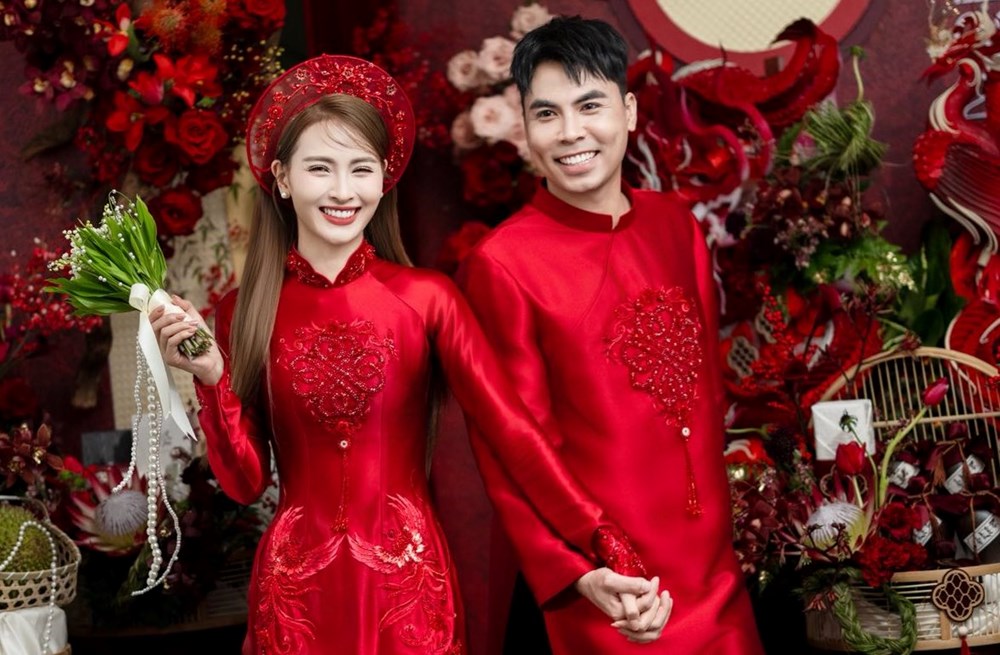 Mới cưới vài ngày, MC Huyền Trang Mù Tạt đã “xin phép” Đức Huy đi theo người đàn ông lạ mặt, chuyện gì đây? - ảnh 1