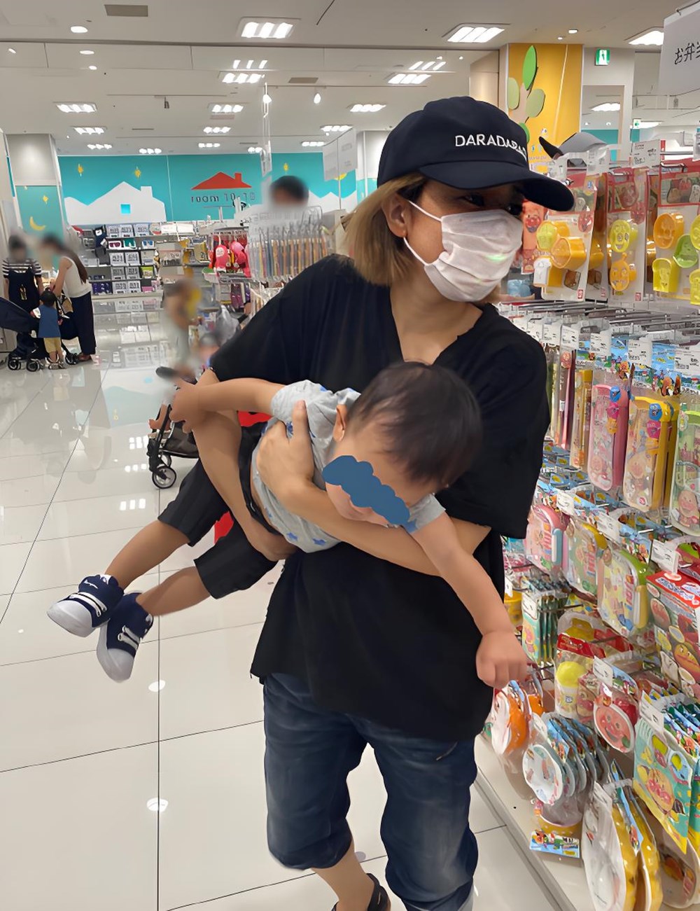 Nếu con có 3 biểu hiện này khi đi siêu thị, cha mẹ cần điều chỉnh ngay kẻo thành “cái gai” trong mắt mọi người - ảnh 1