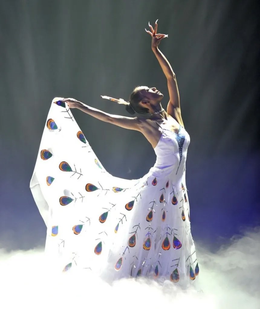 “Chim công làng múa” Dương Lệ Bình U70 trẻ đẹp như thiếu nữ: Bữa nào cũng ăn 1 loại quả “chống già” rất giàu collagen chợ Việt luôn sẵn - ảnh 1