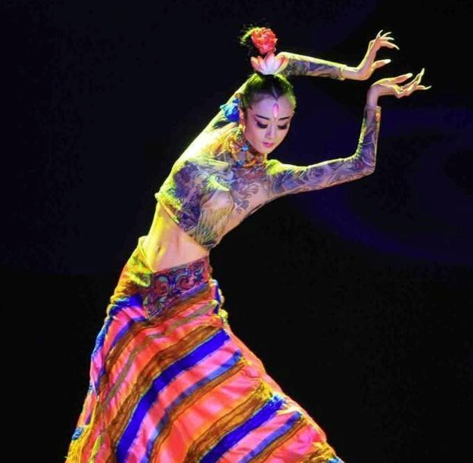 “Chim công làng múa” Dương Lệ Bình U70 trẻ đẹp như thiếu nữ: Bữa nào cũng ăn 1 loại quả “chống già” rất giàu collagen chợ Việt luôn sẵn - ảnh 2