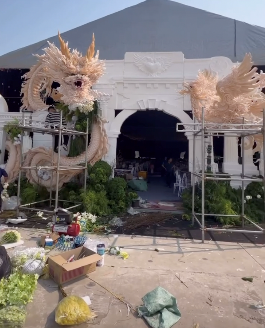 Choáng với rạp cưới Đức Huy và MC Mù Tạt: Rồng phượng khổng lồ, đèn phủ kín, quy mô nhất nhì làng bóng đá - ảnh 1