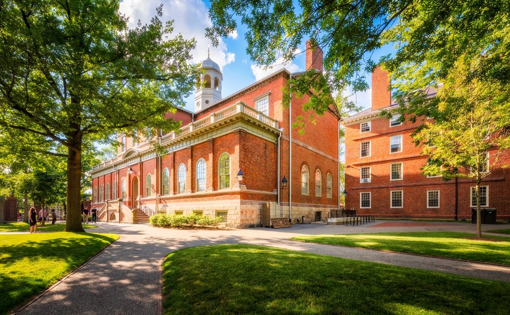 Vì sao Đại học Harvard lại có tên là Harvard? - ảnh 1