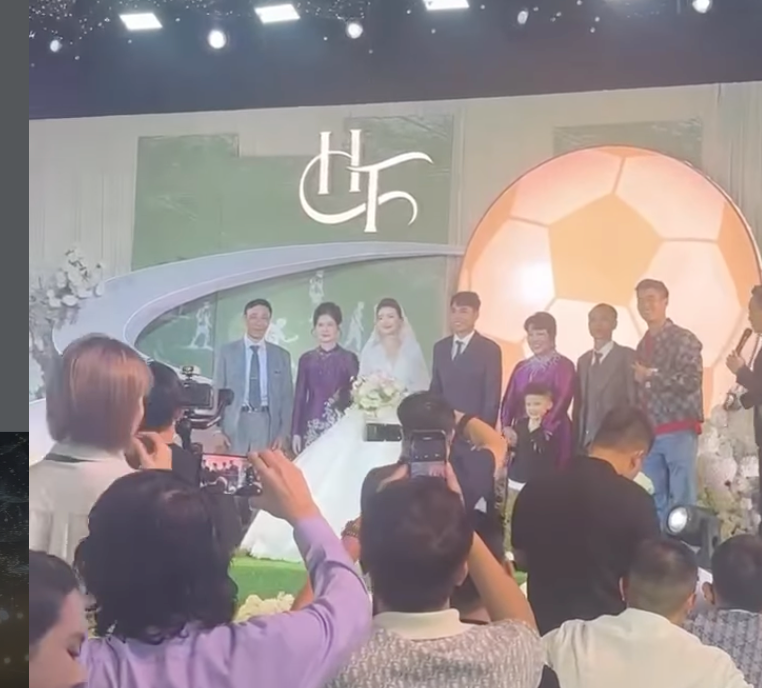 Duy Mạnh tái hiện khoảnh khắc cắm cờ trên tuyết trắng, cùng con trai làm điều đặc biệt trong đám cưới Đức Huy - MC Mù Tạt - ảnh 2