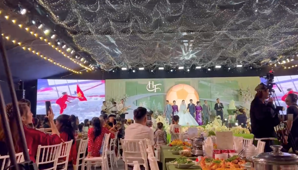 Duy Mạnh tái hiện khoảnh khắc cắm cờ trên tuyết trắng, cùng con trai làm điều đặc biệt trong đám cưới Đức Huy - MC Mù Tạt - ảnh 3