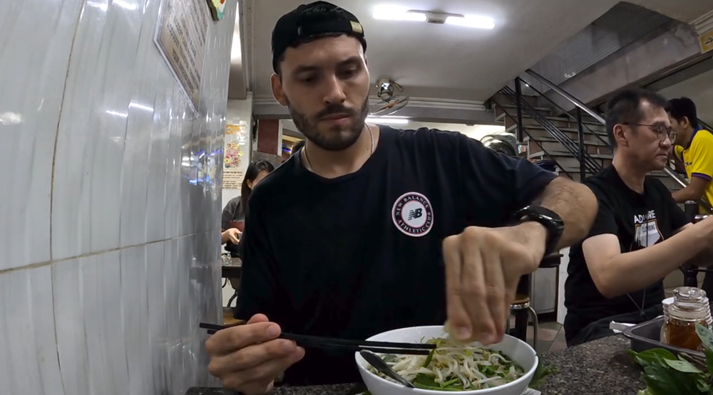 Khách Tây tự tin đi ăn quán Việt bằng tiếng Việt: Món đầu gọi sai tên, món thứ hai khiến nhân viên phục vụ “sốc“ - ảnh 1