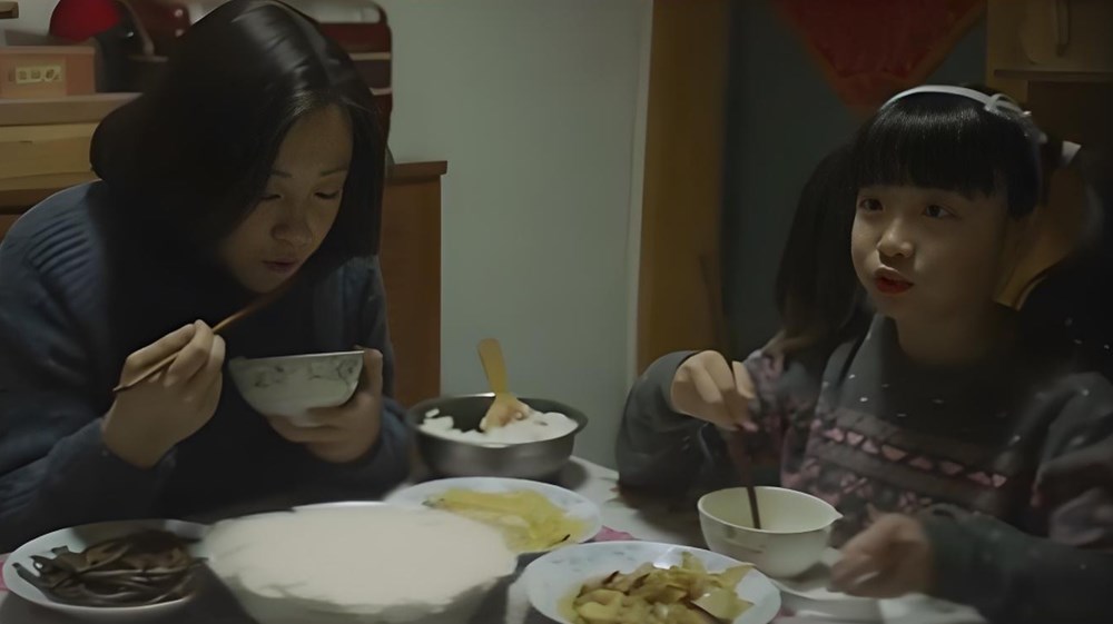 Nghiên cứu của Đại học Oslo: Đừng bắt con im lặng khi ăn, những đứa trẻ hay tranh luận thường có học vị cao hơn - ảnh 1