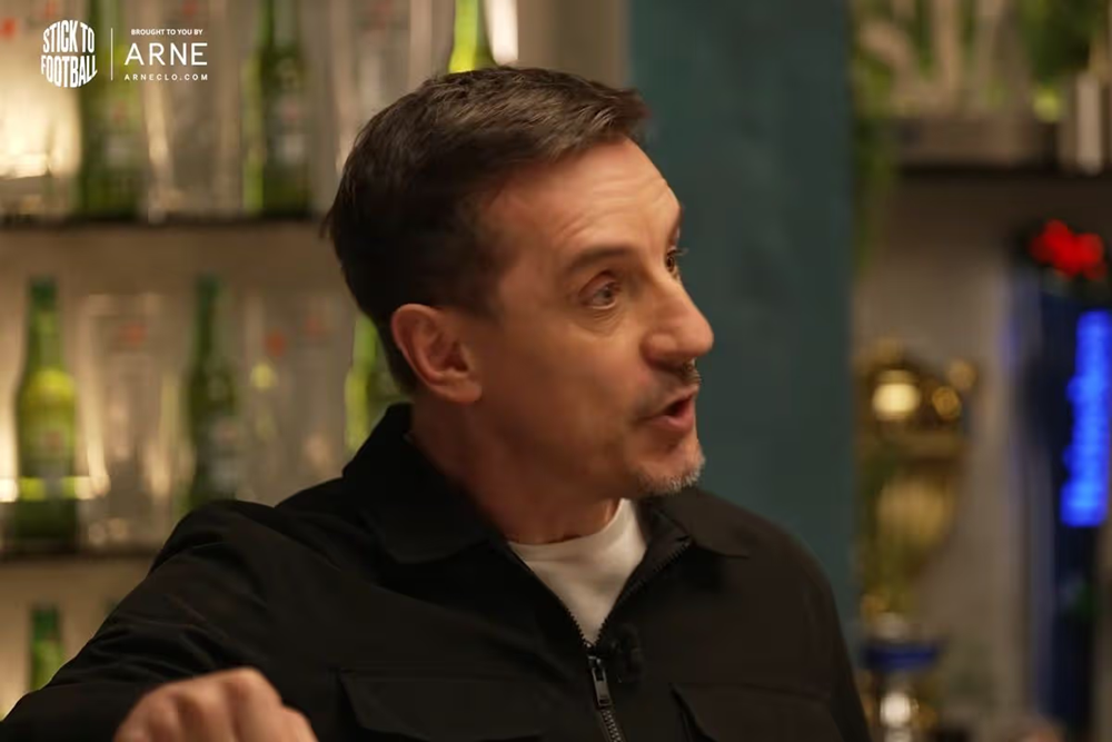 Đang cùng vợ dạo phố, huyền thoại MU sốc nặng vì bị fan cuồng công kích, còn dắt theo chó dữ đe doạ - ảnh 1