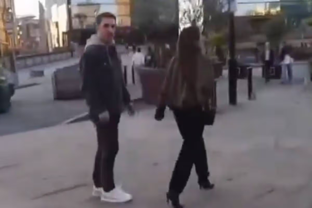 Đang cùng vợ dạo phố, huyền thoại MU sốc nặng vì bị fan cuồng công kích, còn dắt theo chó dữ đe doạ - ảnh 2