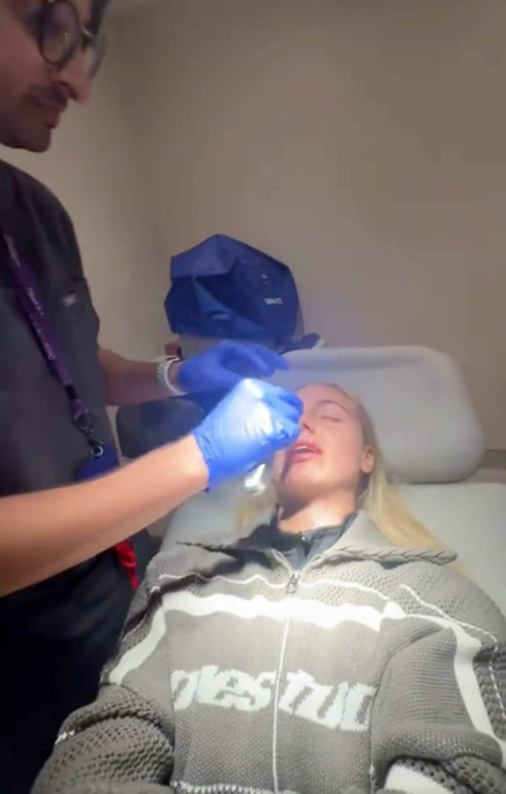 Nữ cầu thủ xinh đẹp nhất thế giới bị chị gái húc gãy mũi - ảnh 3