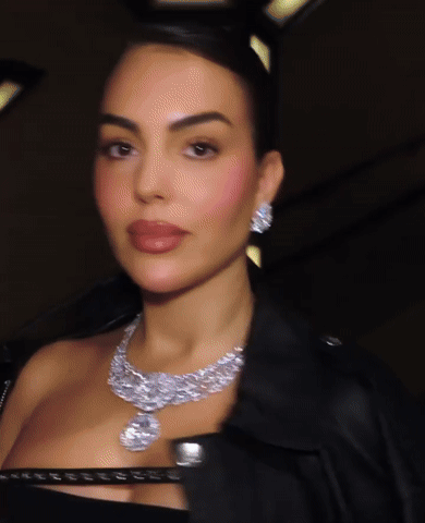 Vợ sắp cưới của Cristiano Ronaldo dát kim cương, nhan sắc lấn át dàn sao Met Gala 2026 - ảnh 1