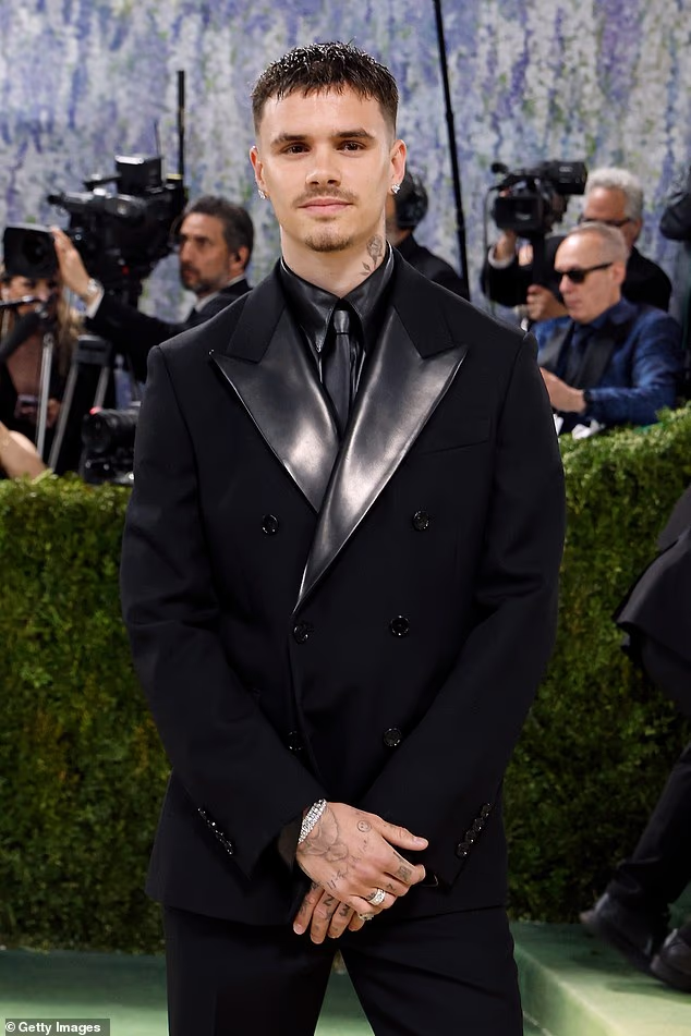 David Beckham công khai “tố” con trai sao chép phong cách của mình ngay lần đầu dự Met Gala 2026 - ảnh 2