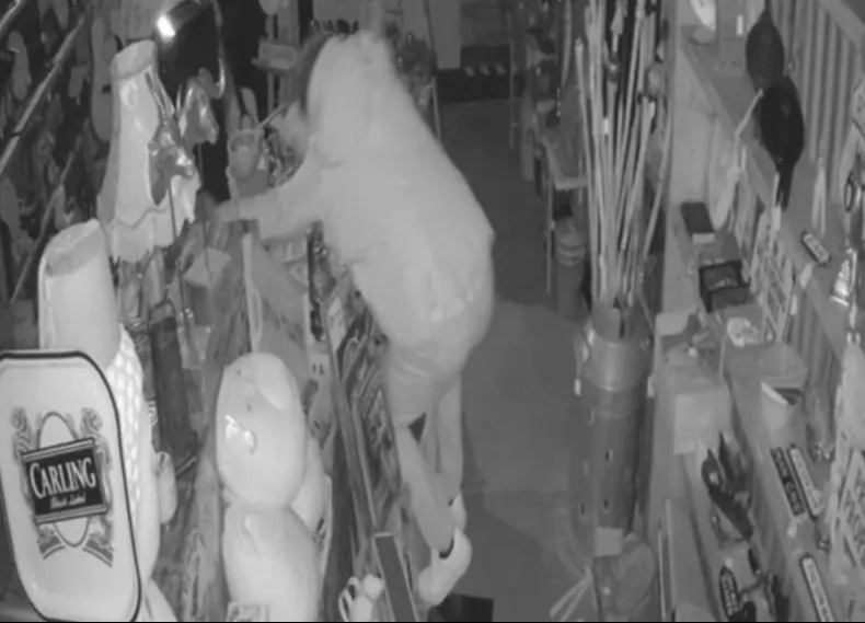 Sao bóng đá say xỉn đập phá cửa hàng đồ cổ, gây thiệt hại hơn 200 triệu đồng - ảnh 2
