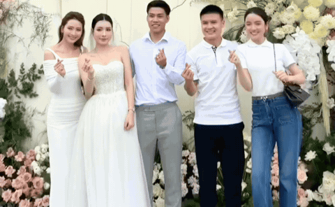 Chu Thanh Huyền, MC Mù Tạt đọ sắc cô dâu Bích Hạnh trong lễ cưới Văn Thanh, visual ai đỉnh hơn? - ảnh 1