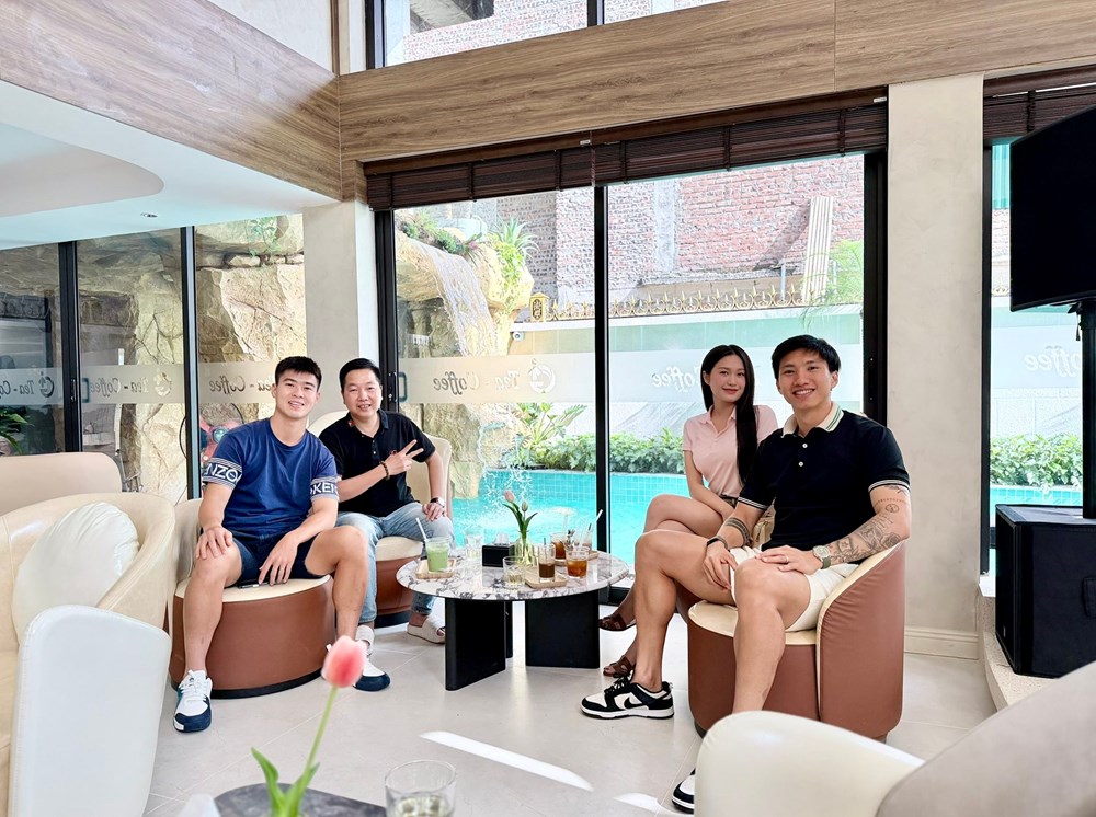 Doãn Hải My “kèm chặt” Đoàn Văn Hậu khi tụ tập cùng bạn bè, nhan sắc đời thường gây sốt - ảnh 1