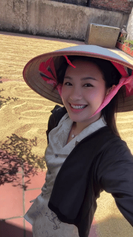 Về quê chồng phơi thóc, Doãn Hải My gây tranh cãi vì makeup điệu đà, giãy nảy vì một con cào cào - ảnh 1
