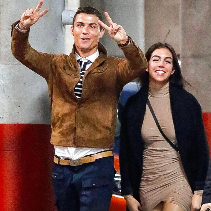 Từ nhân viên bán hàng thành vợ Ronaldo: Điều thay đổi cuộc đời không chỉ là CR7 - ảnh 7