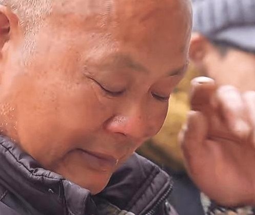 Chàng trai 9x đi bộ 1.400 km về quê đón Tết: 'Chân không còn là của mình' và cái kết làm cha già nức nở - ảnh 1