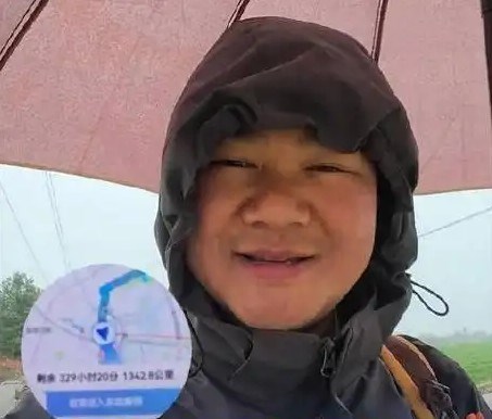 Chàng trai 9x đi bộ 1.400 km về quê đón Tết: 'Chân không còn là của mình' và cái kết làm cha già nức nở - ảnh 3