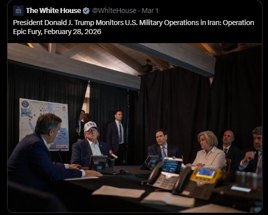 Nhà Trắng tung ảnh giữa lúc không kích Iran: Tấm bảng sau lưng ông Trump bị MXH đồn 'lộ dữ liệu nhạy cảm' - ảnh 1